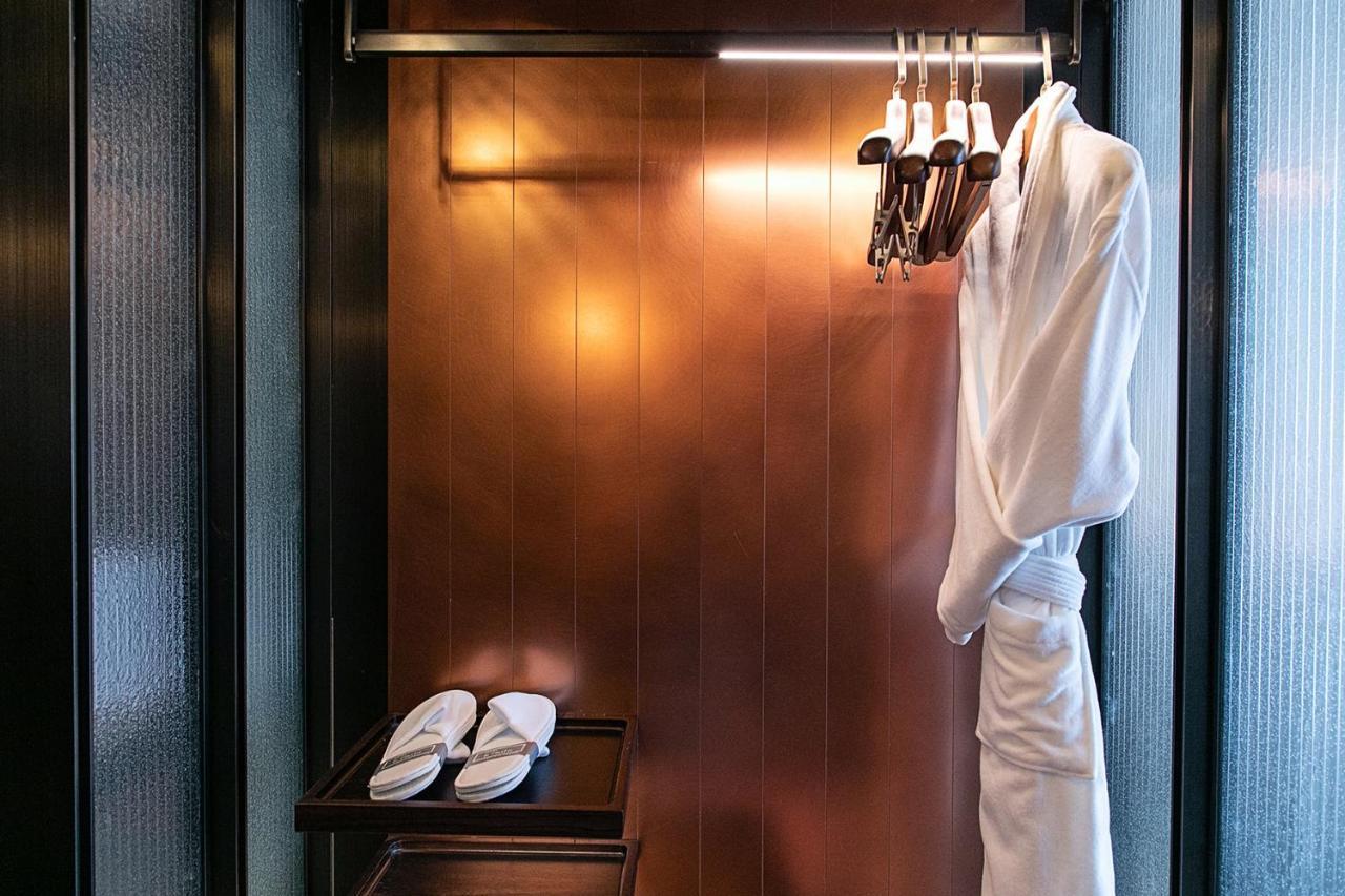 Mumian Beijing Daxing International Airport, Part Of Hyatt Hotel Exterior foto A bathrobe and slippers in a hotel room